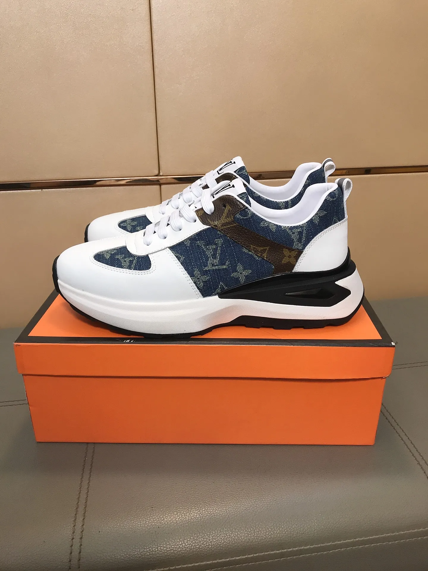 Ex-factory price 442 🔥🆕The hot model [Louis Vuitton] LV🔝 is a high-end brand of men's shoes. The uppers are made of Italian imported cowhide + brand printing materials, and the comfortable lining + sheepskin feet🔥, making walking more convenient and comfortable! Amazing work [color]! Create a fashionable personality to set off your uniqueness! A must-have for trendy men! Classic🔥Size: 38-44